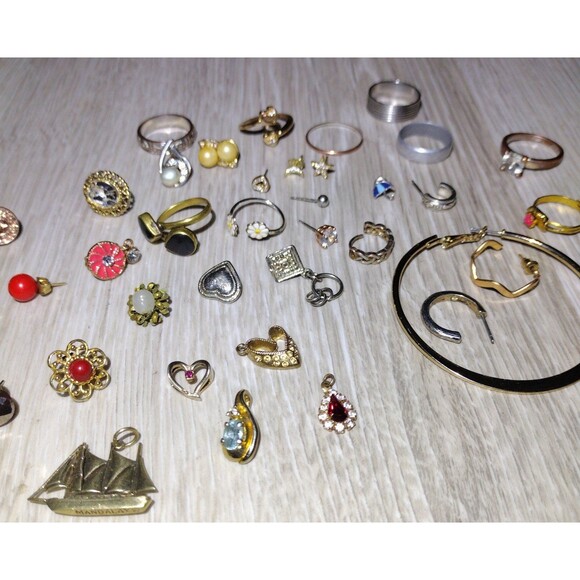 Misc Variety Jewelry Lot - Vintage, Single Earrings, Pendants, Etc. - Picture 7 of 8